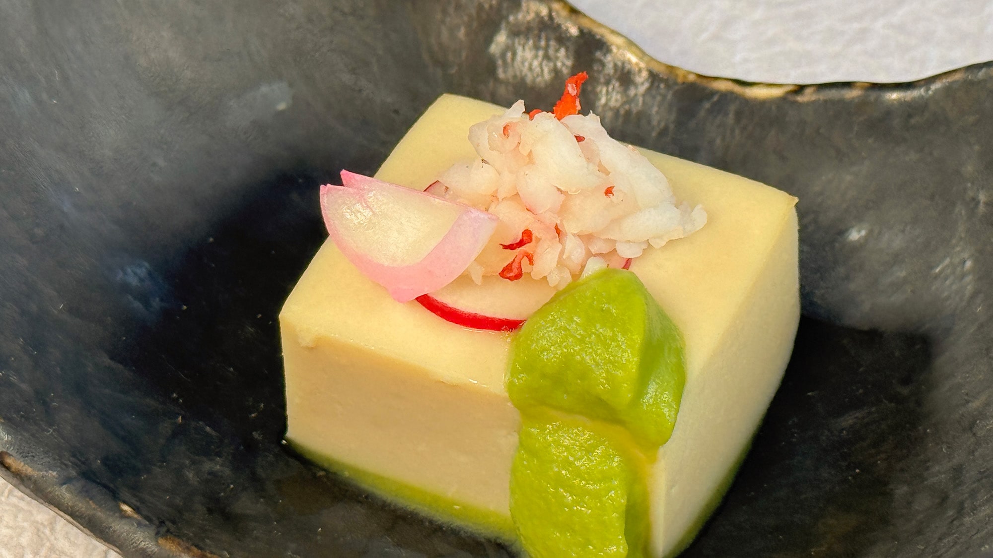 Hidangan pembuka: Tahu dengan telur ikan kakap merah sakura, pasta kacang tipis, udang, dan akar kelopak bunga lili.