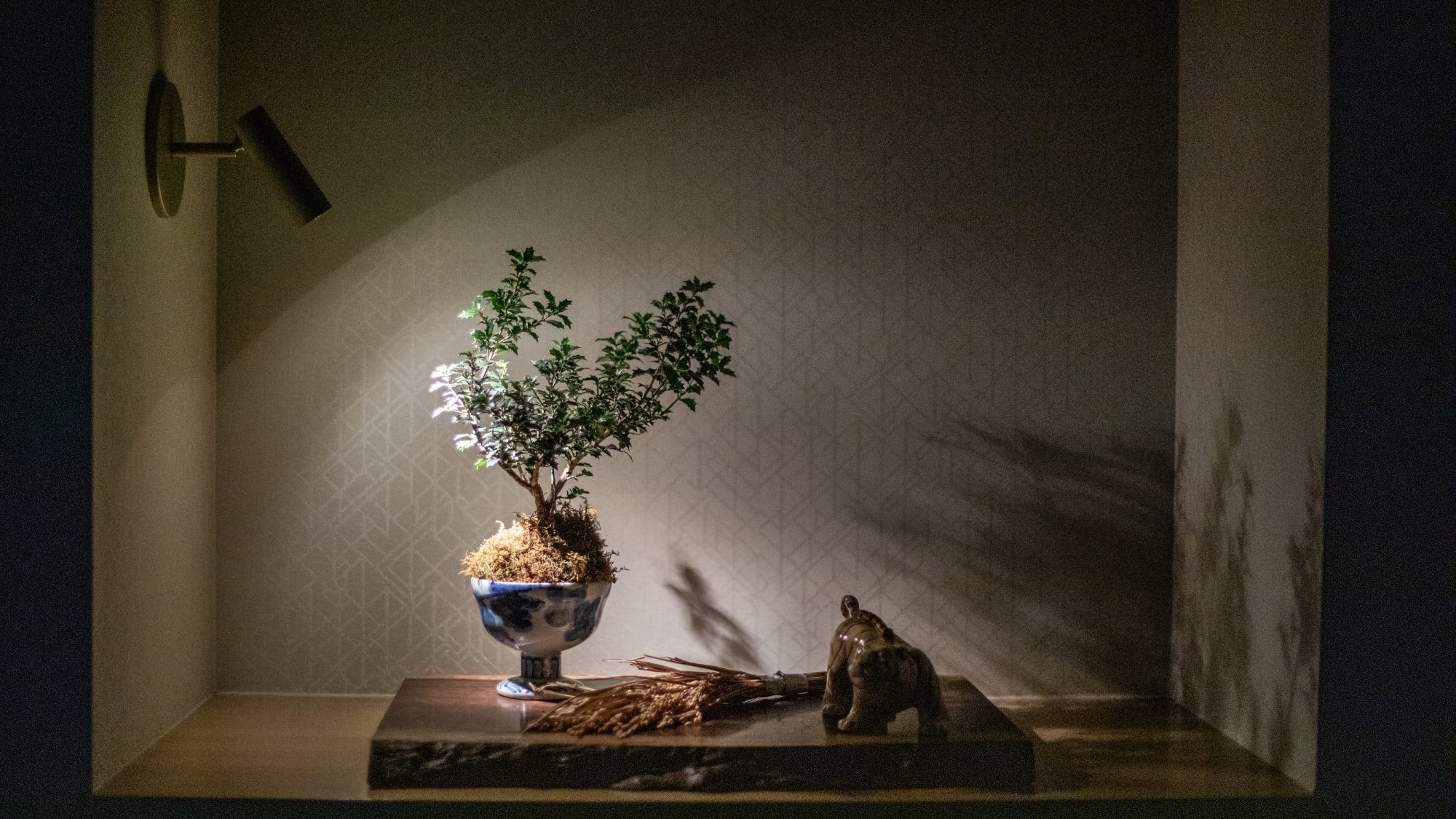 Decorations that reflect the changing of the seasons: Amber