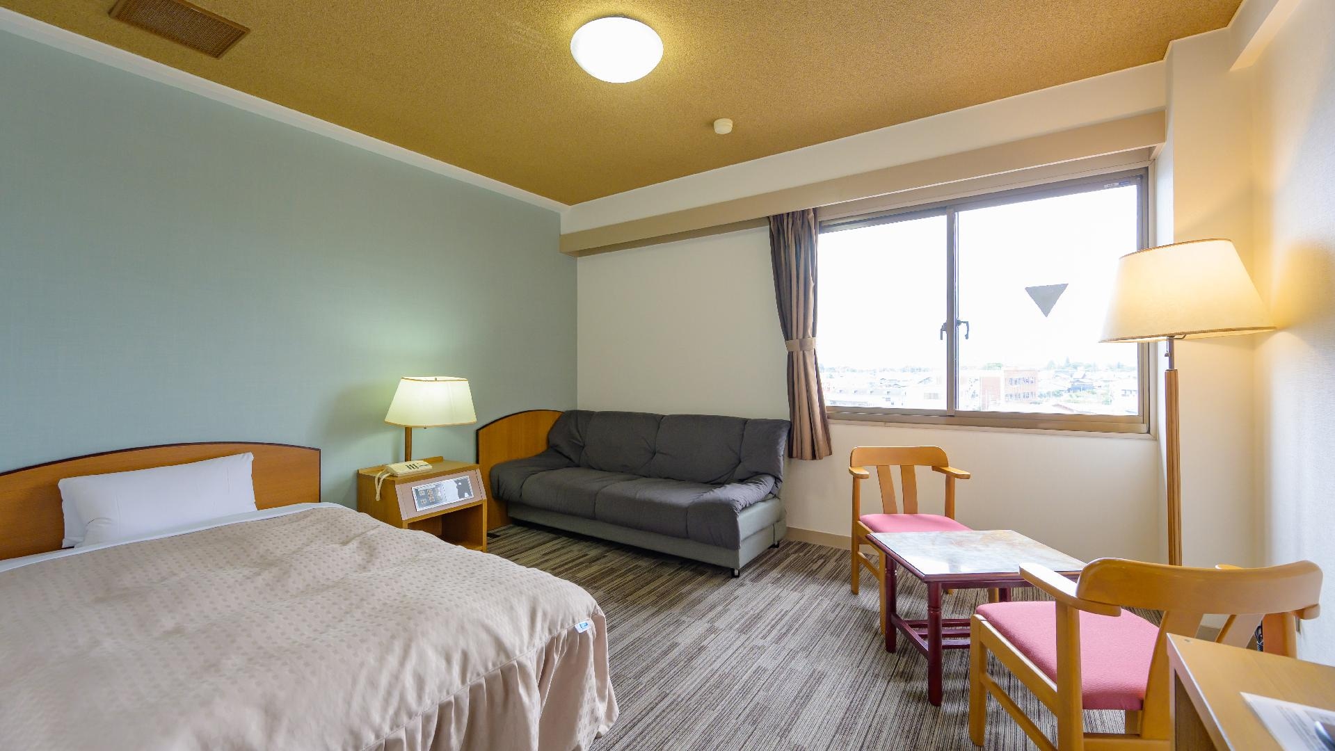 [Single High Class 1] Kích thước phòng là 17㎡, có bộ 1 giường bán đôi và ghế sofa.