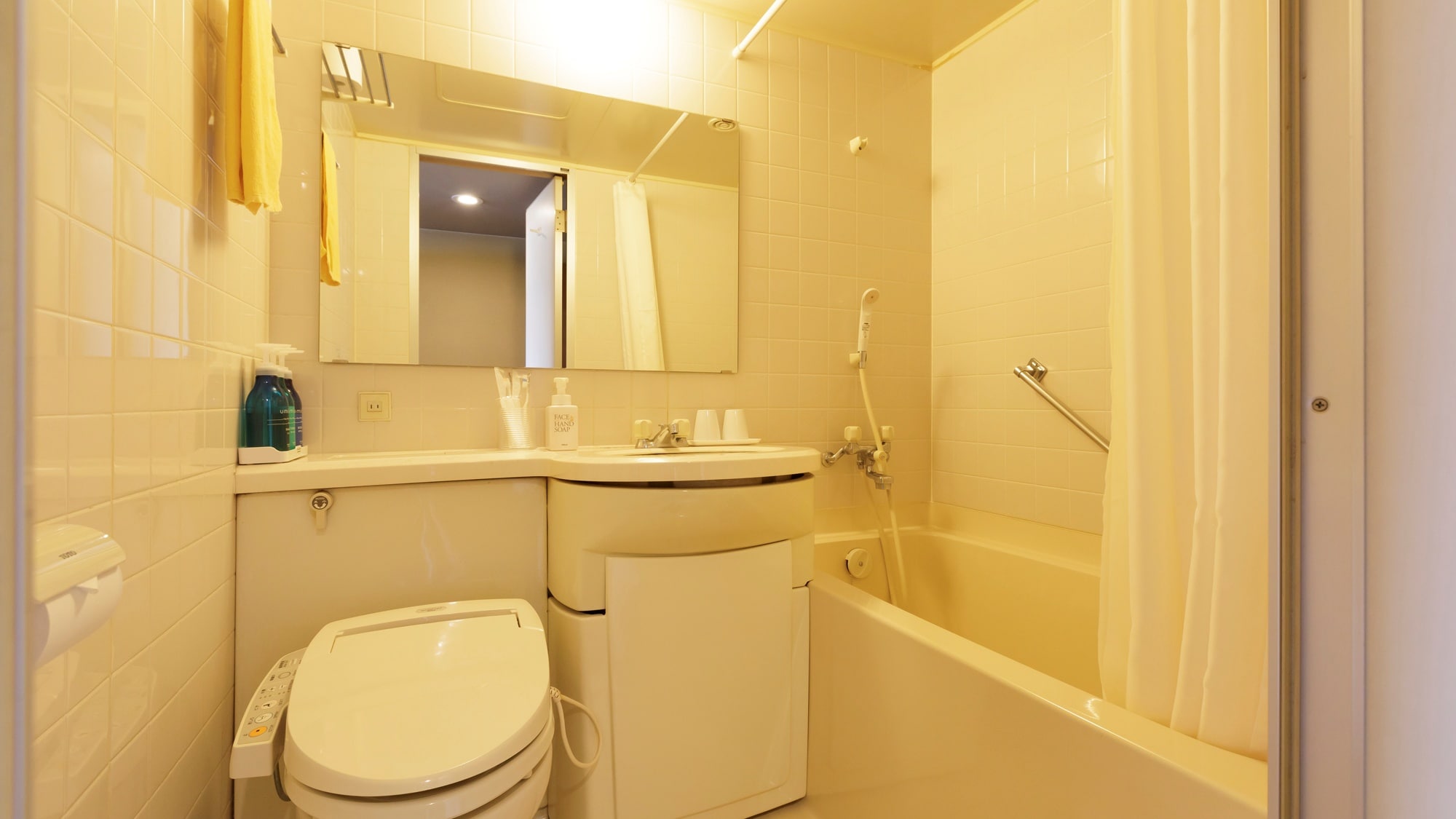 [Japanese-style room] Equipped with a clean unit bath.