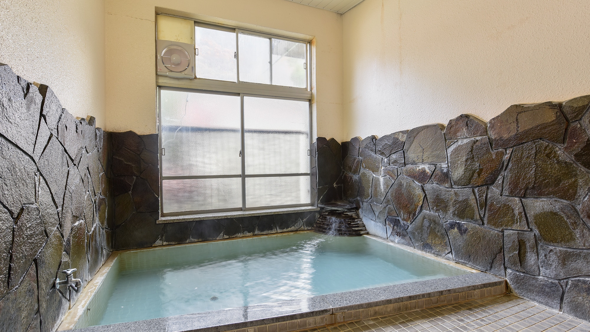 *Women's bath: Enjoy the mild, alkaline hot spring water to your heart's content in the separate rock baths for men and women.