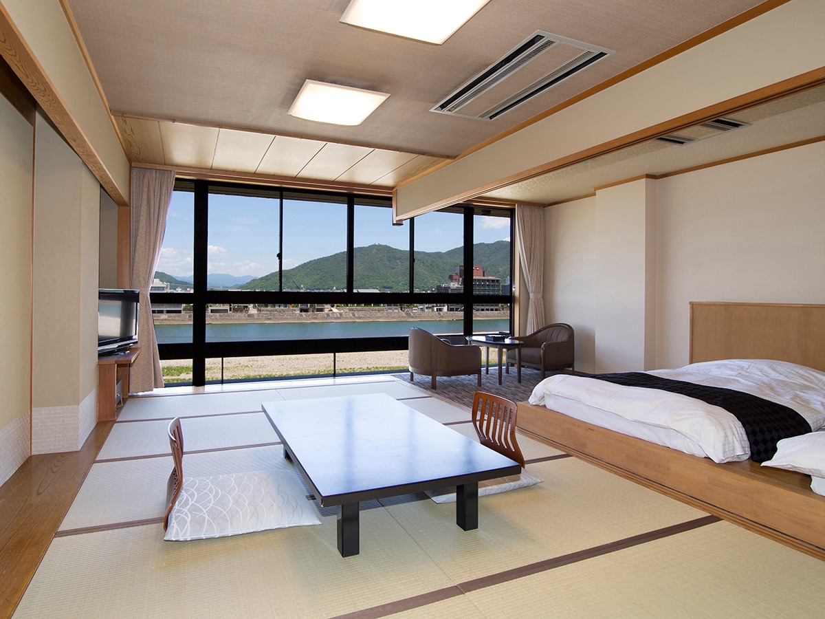 Japanese and Western rooms with 12 tatami mats and twin beds