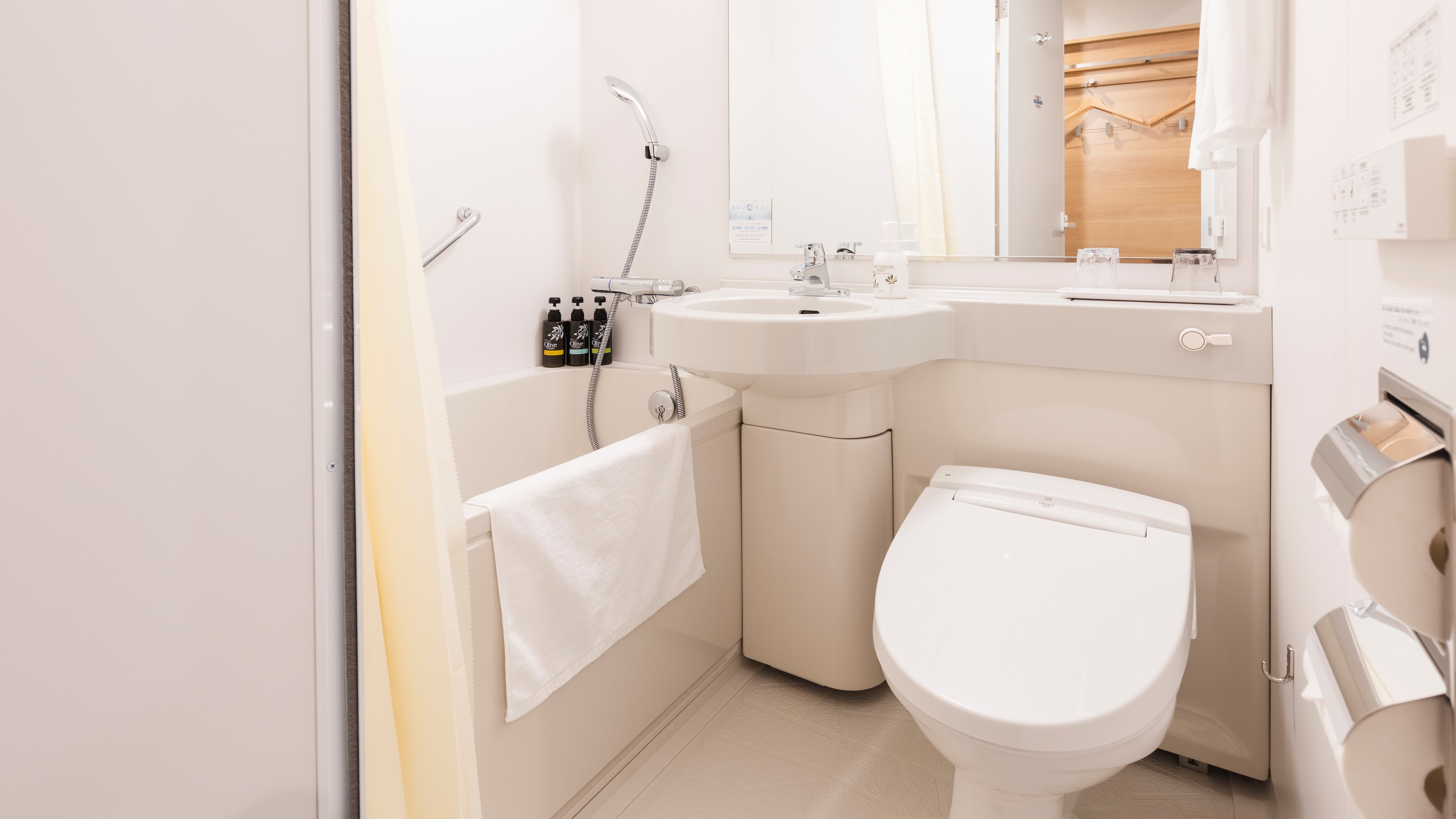 Warm toilet seat / high pressure wash washlet