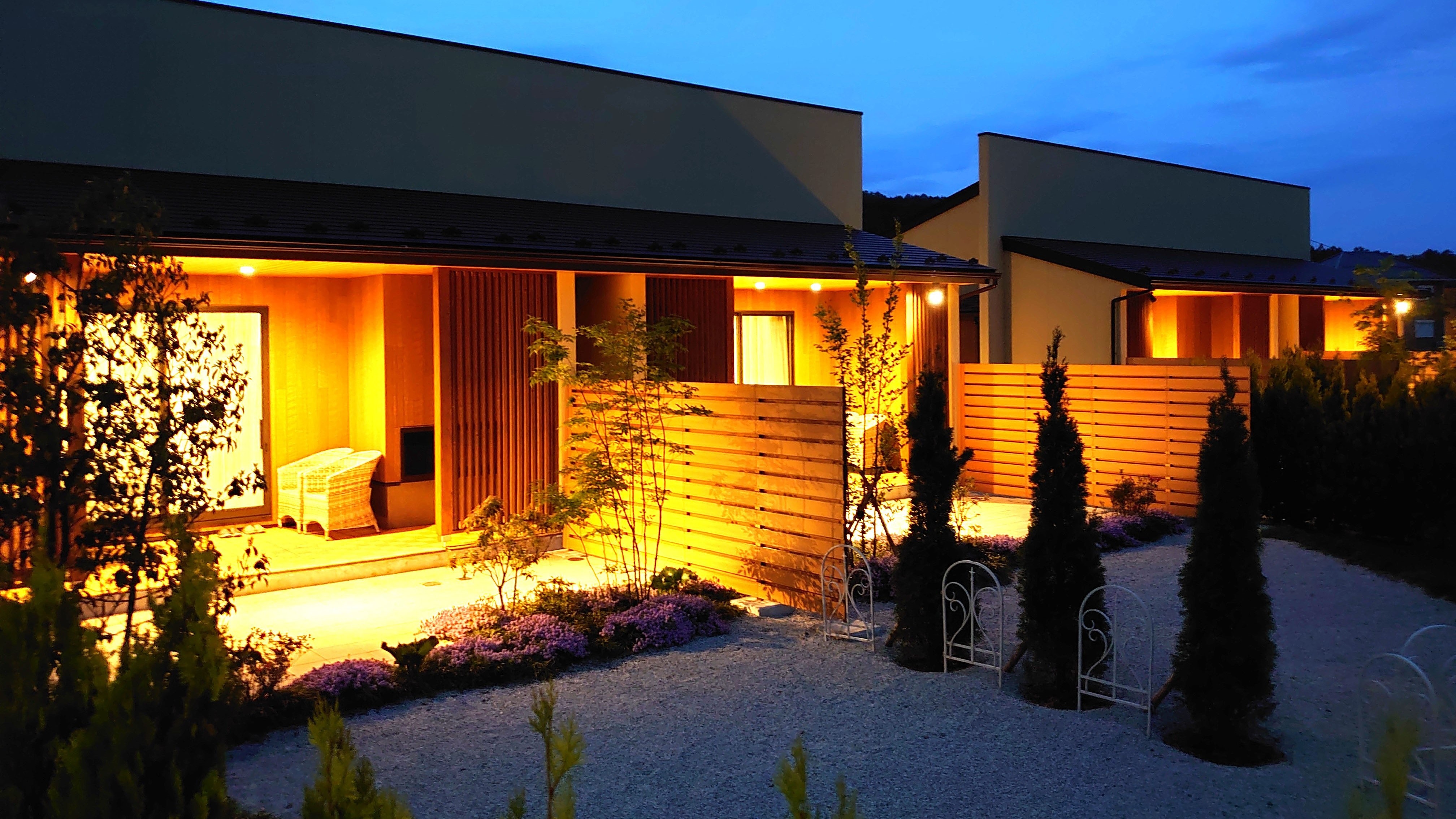 Exterior view of the guest room at dusk