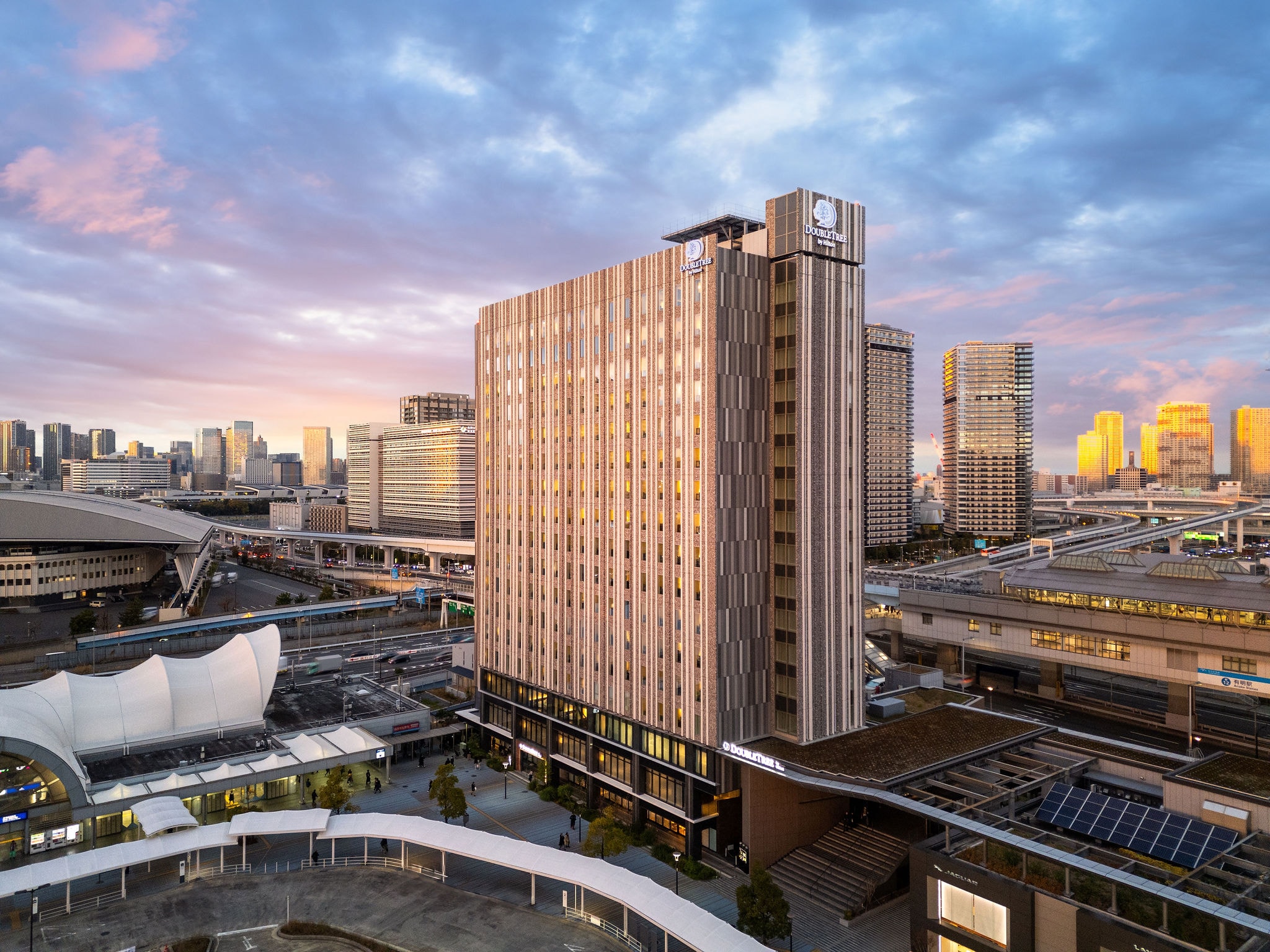 Located adjacent to Kokusai Tenjijo Station and Ariake Station, it is an ideal location for sightseeing and business.
