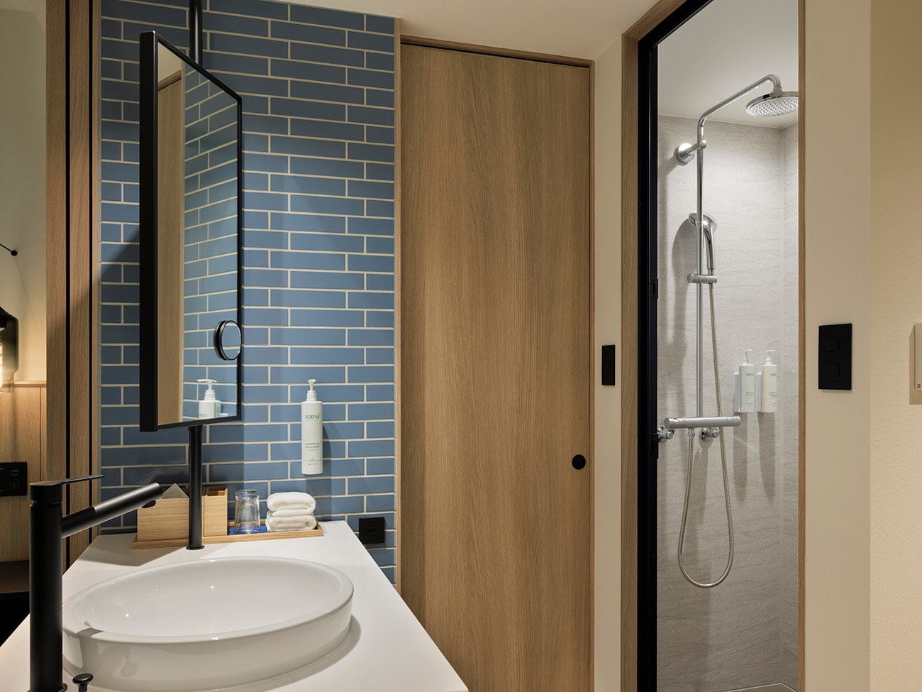 Bathroom: The bath and toilet are separate, so you can use your time efficiently when getting ready to go out in the morning.
