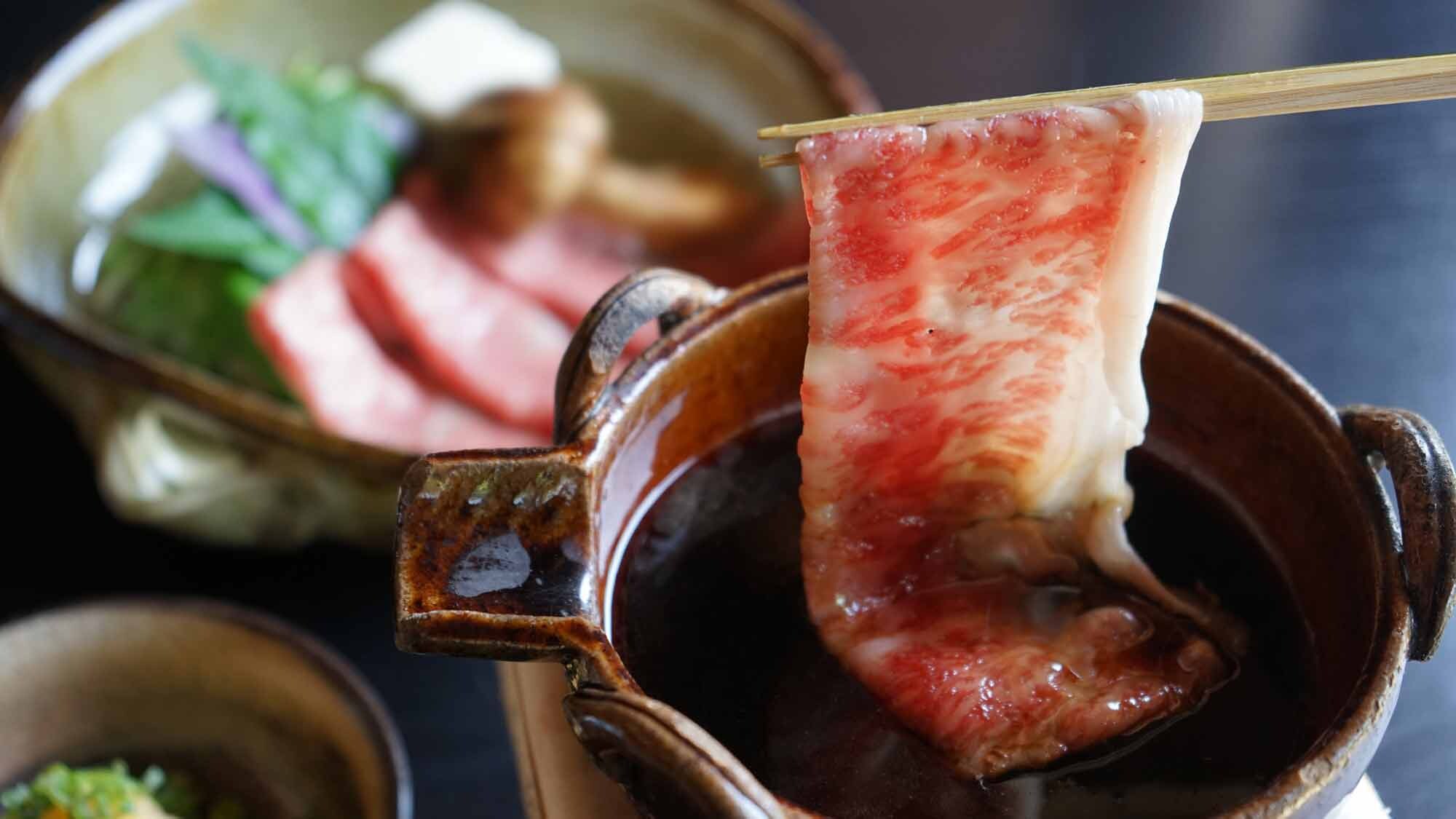 Thịt bò Noto ngon ngọt nấu trong nồi. Bạn có thể thưởng thức hương vị tan chảy trong miệng của thịt bò Noto.