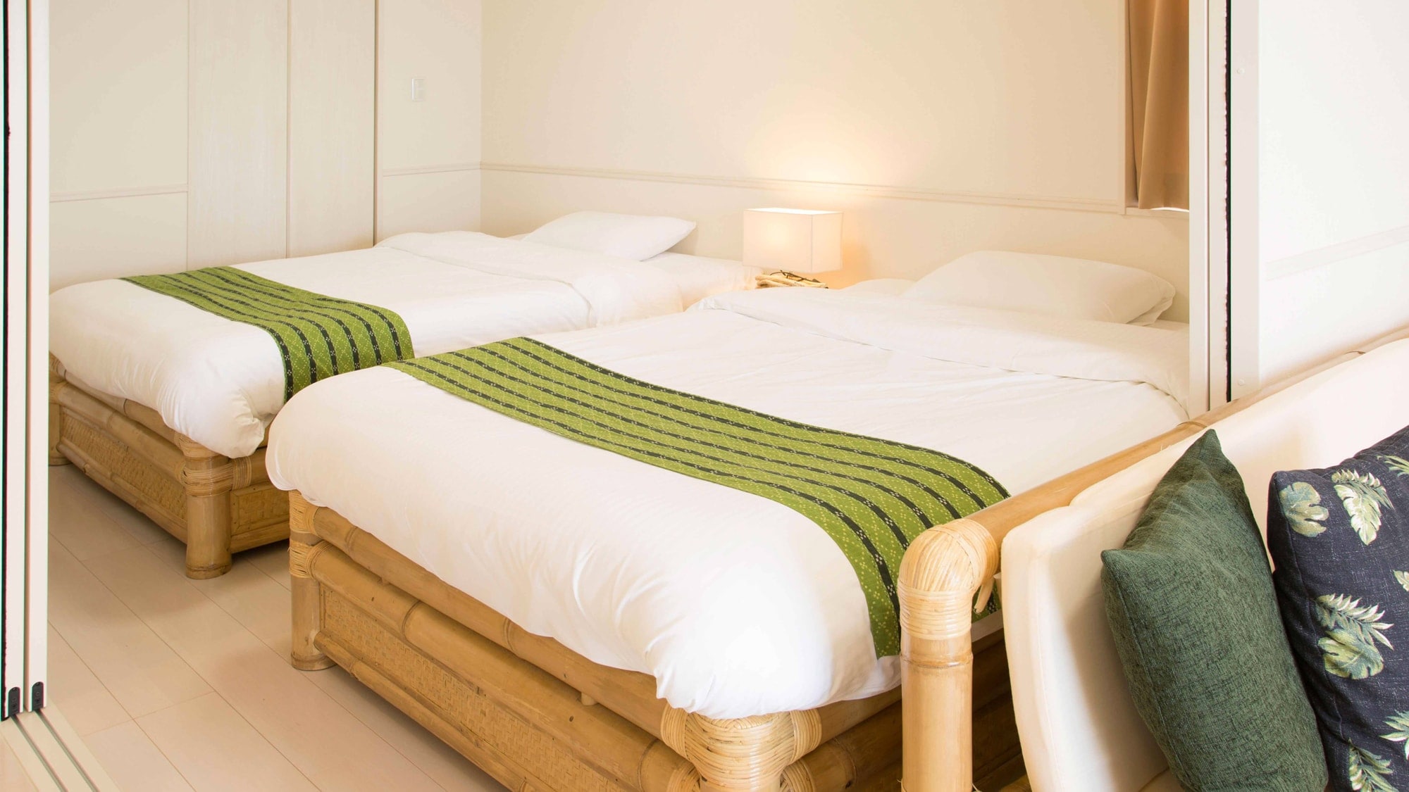 [Western room 1LDK (3F-2)] Please take a rest in a wide semi-double size bed.