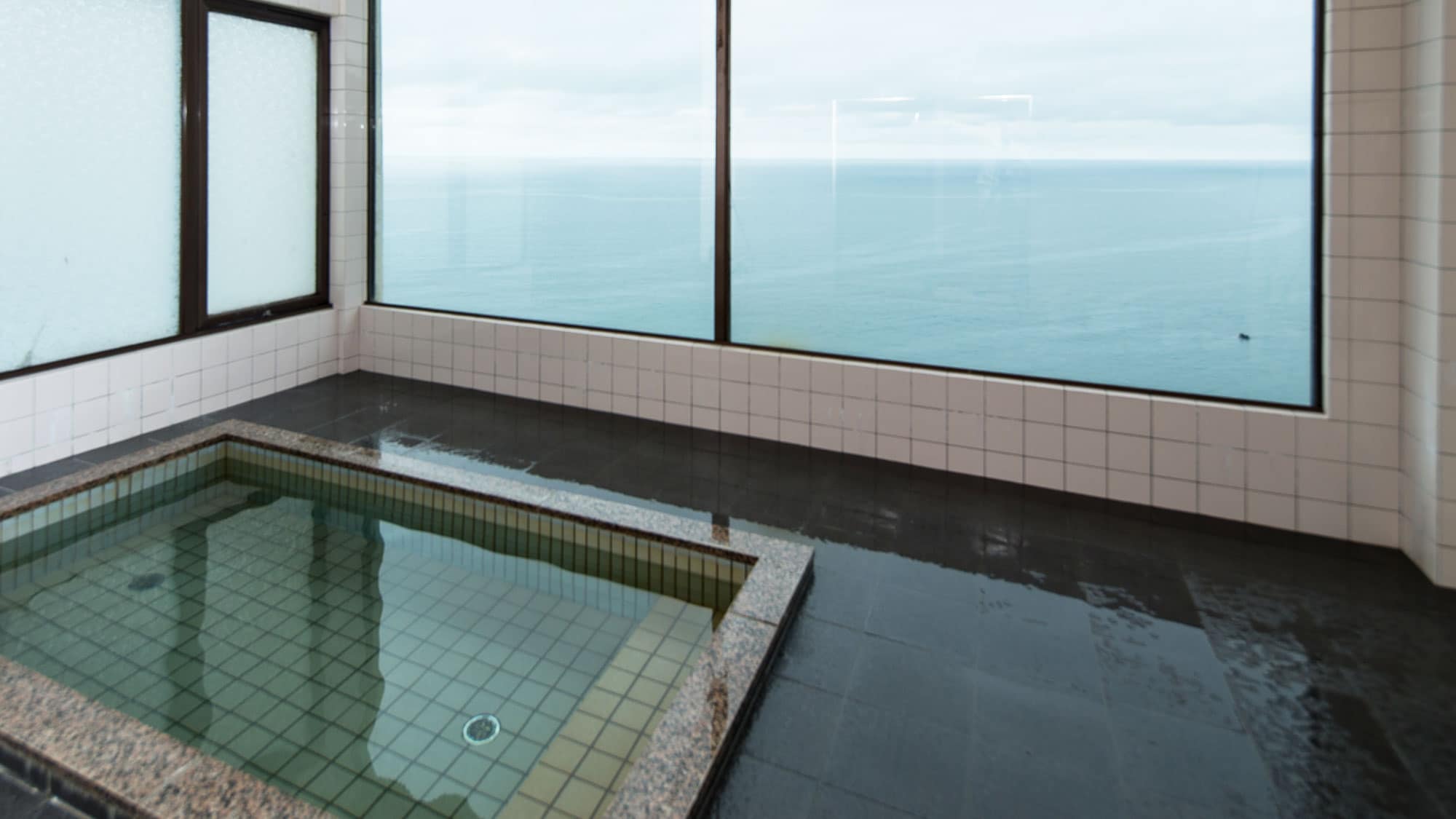 Meskipun agak kecil, ini adalah pemandian observasi di mana Anda dapat melihat cakrawala.