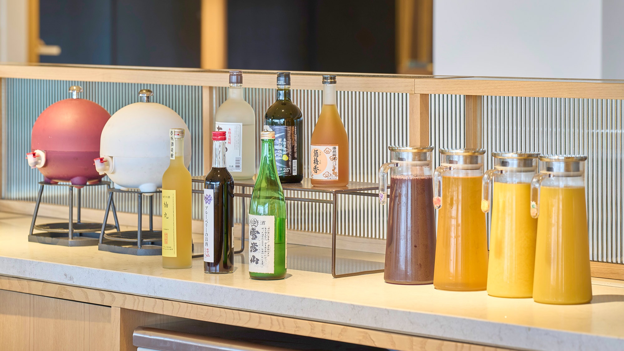 ・[1F Lounge] Kami menawarkan berbagai macam minuman, termasuk minuman ringan, shochu, sake, dan anggur plum.