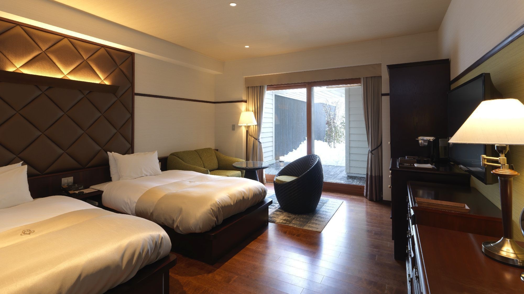 ◆ Twin room with spa living (winter) / When you go out to the deck, another room "Spa Living" (an example of a guest room)