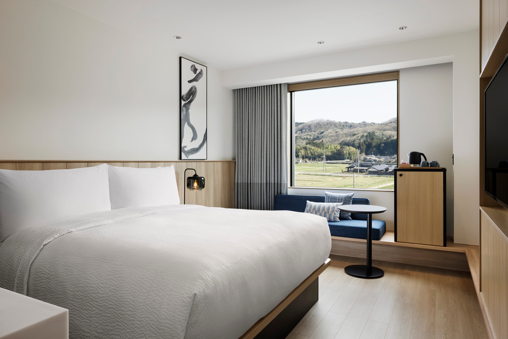 King Room: 25 square meters, non-smoking, bed width 180 cm. Relax in a simple yet warm space.
