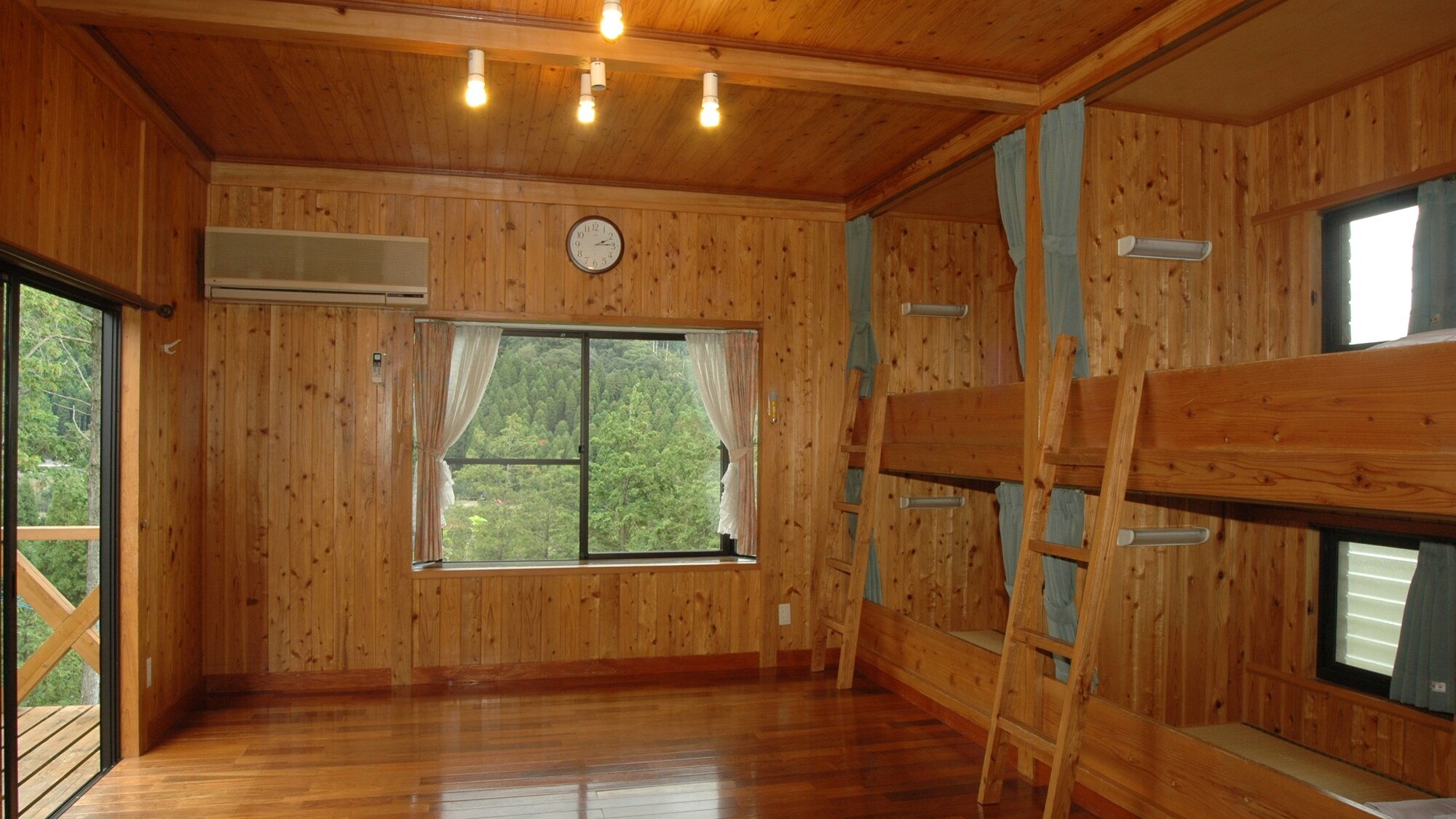 *[Example of Cottage B] A cottage with bunk beds.