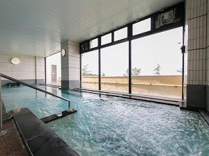 Kamar mandi umum besar dengan jacuzzi (untuk pria dan wanita)