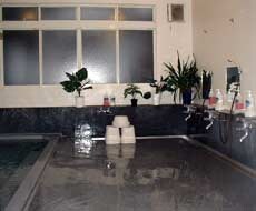 หลังจากเที่ยวชมหรือเล่นกีฬาแล้ว คุณสามารถผ่อนคลายและบรรเทาความเหนื่อยล้าในห้องอาบน้ำสาธารณะขนาดใหญ่ภายในโรงแรม