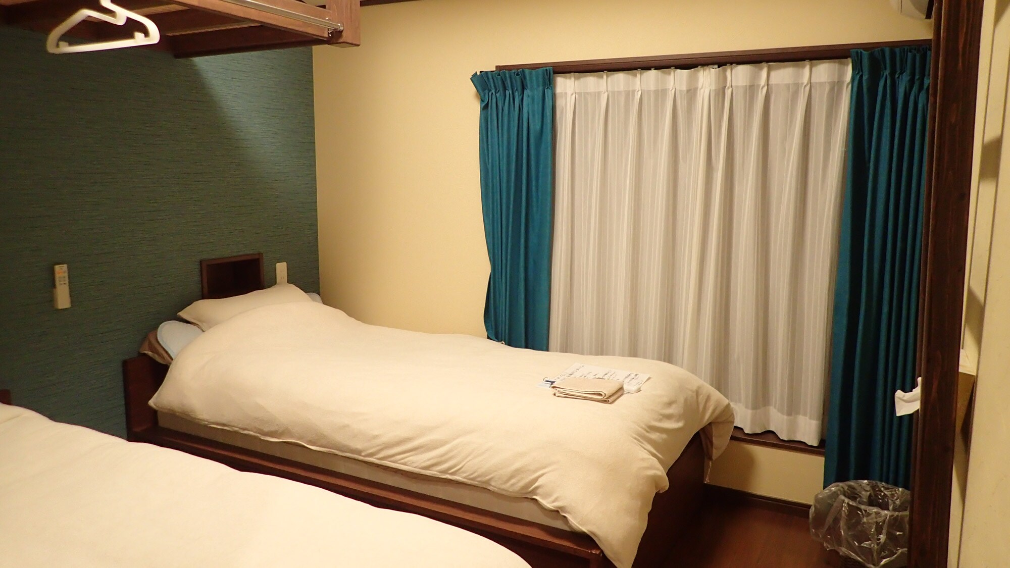 * [Kamar bergaya Barat] Ada dua tempat tidur single. Silakan luangkan waktu dan bersantai.