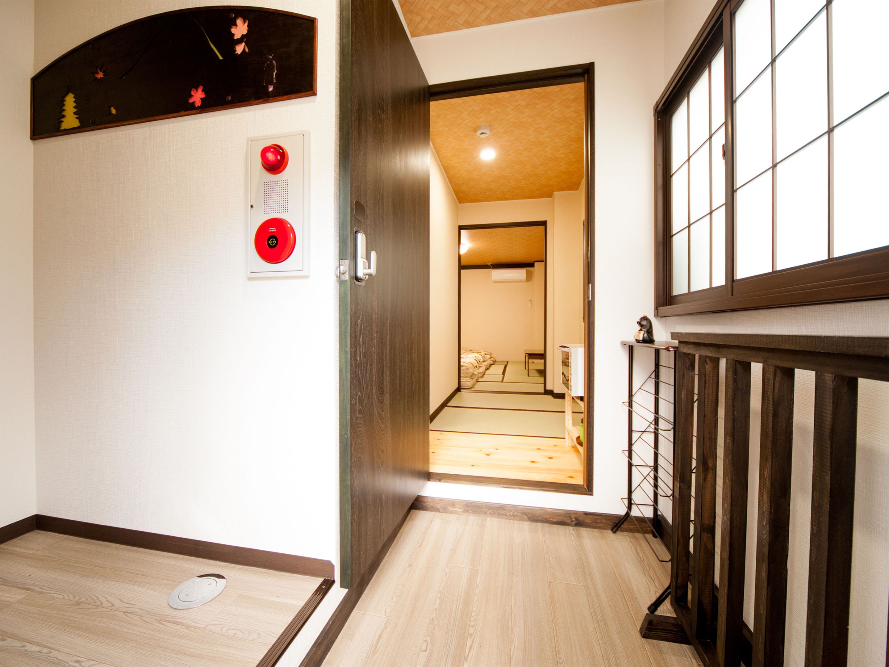 ・[Family Room 1] A room with a calming atmosphere that exudes the warmth of wood