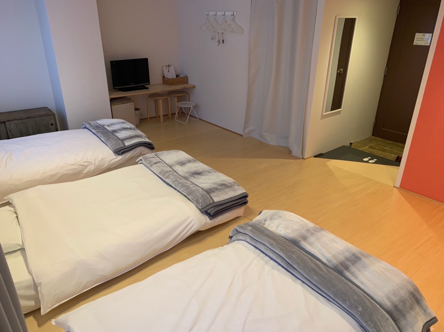 6-person room (3 beds, 3 futons)