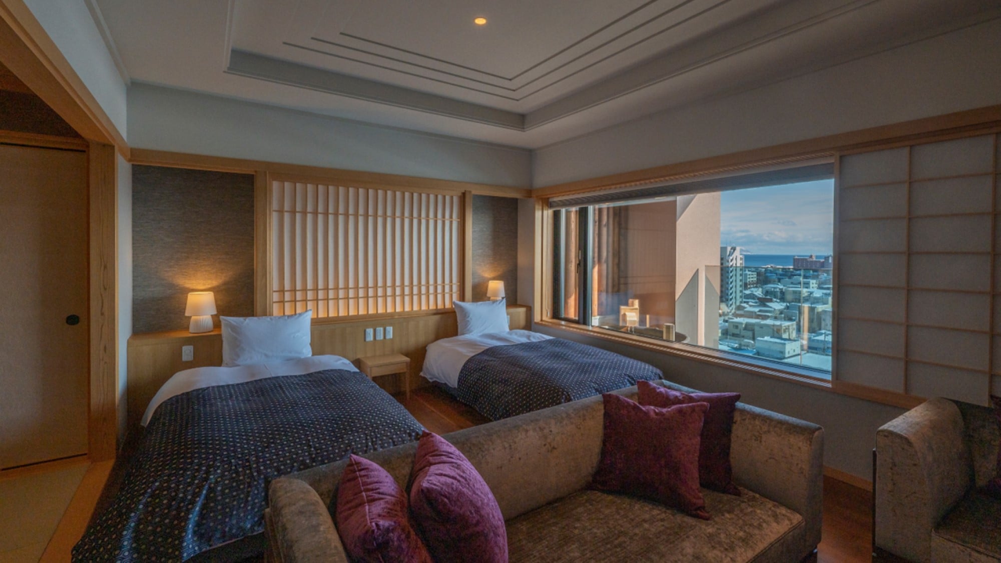 [ห้องพิเศษ (อ่างอาบน้ำเซรามิกกลางแจ้ง)] เพลิดเพลินกับประสบการณ์สุดพิเศษและมีคุณภาพในห้องพักกว้างขวางขนาด 59 ตร.ม.