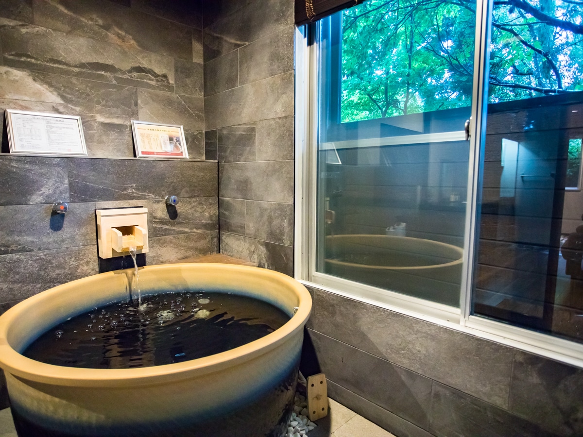 Japanese and Western room premium [Shigaraki ware semi-open-air bath]