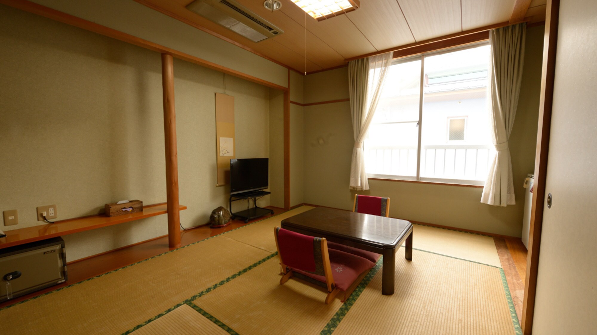 *Example of a Japanese-style room/A room of just the right size for a single person or a couple.
