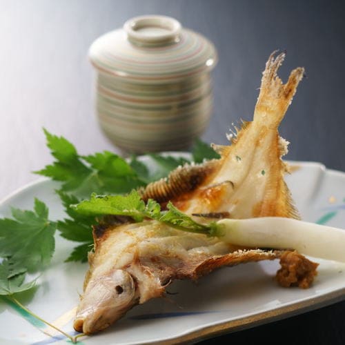 Yanagi flounder is very popular in Niigata. Its plump white flesh is best grilled with salt.