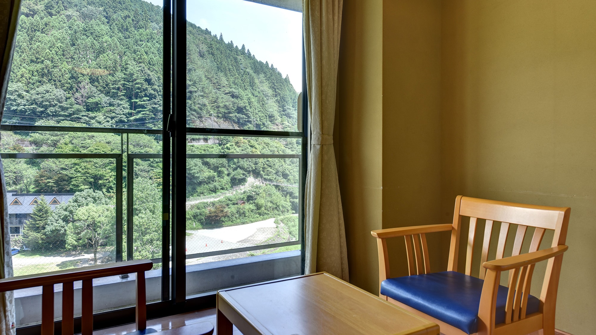 *Guest room with panoramic bath. The room has a panoramic bath.