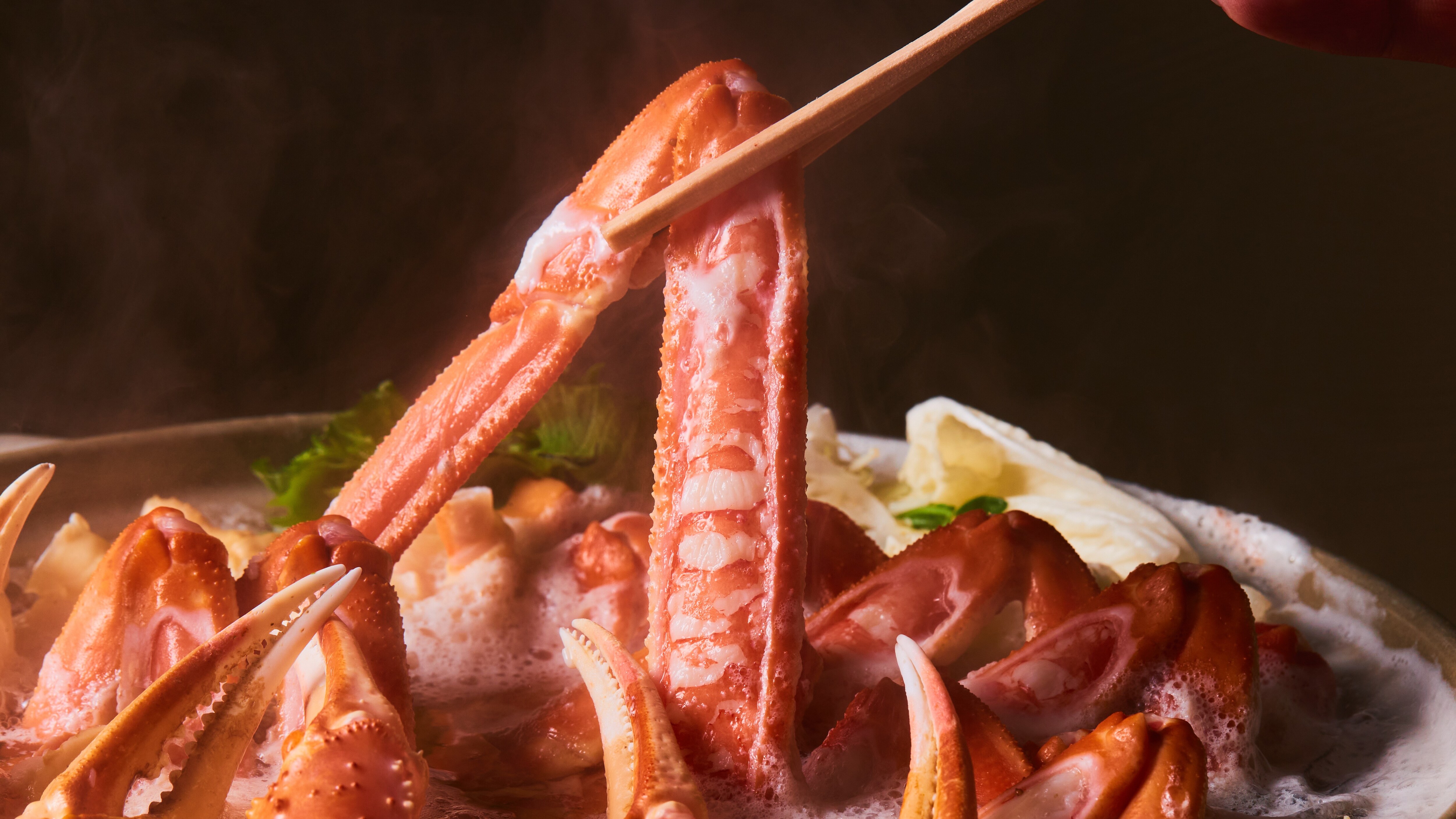 Kepiting Matsuba direndam dalam kaldu sup spesial koki dan memiliki rasa dan manis yang luar biasa.