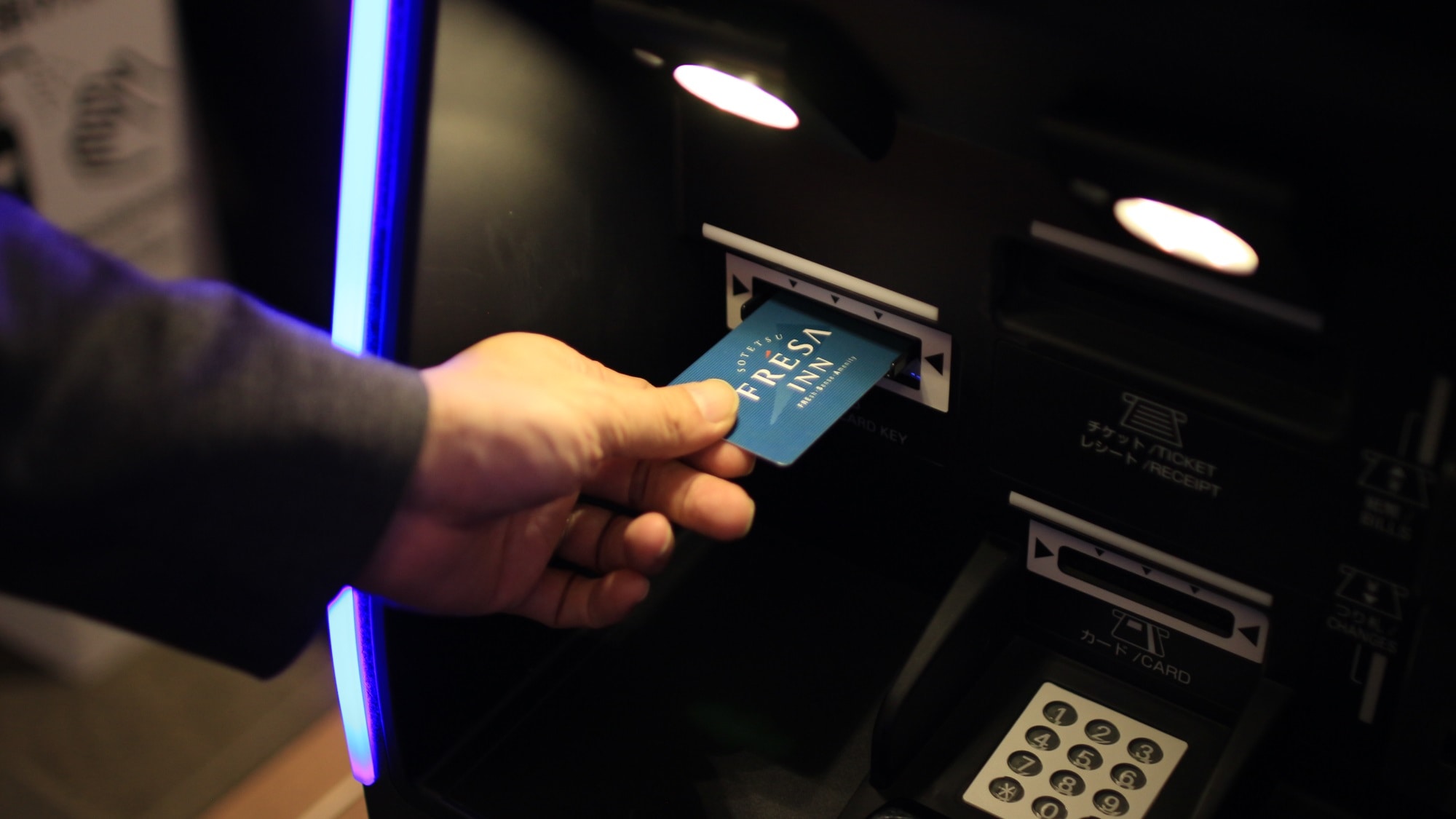 The disinfected card key will come out of the machine.