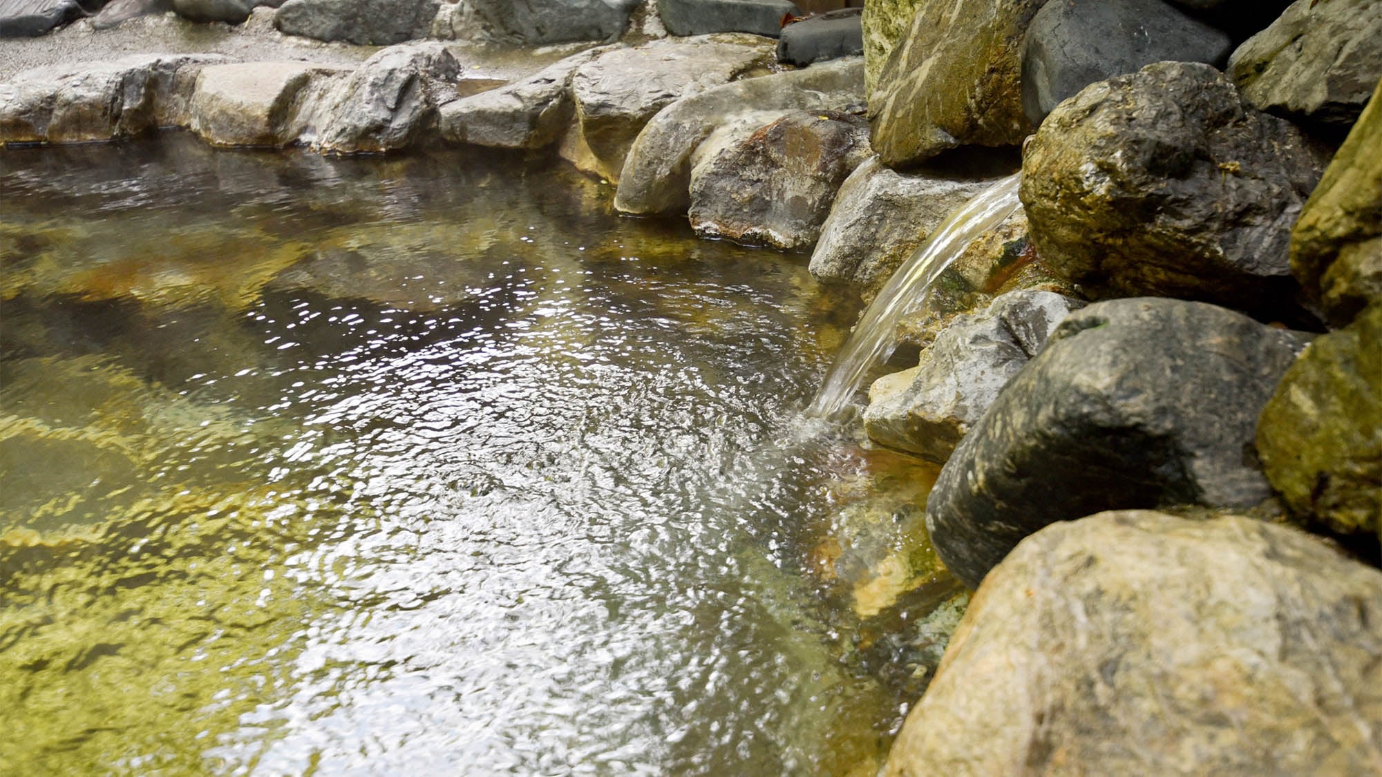 ・Colorless, transparent water from a simple sulfur spring