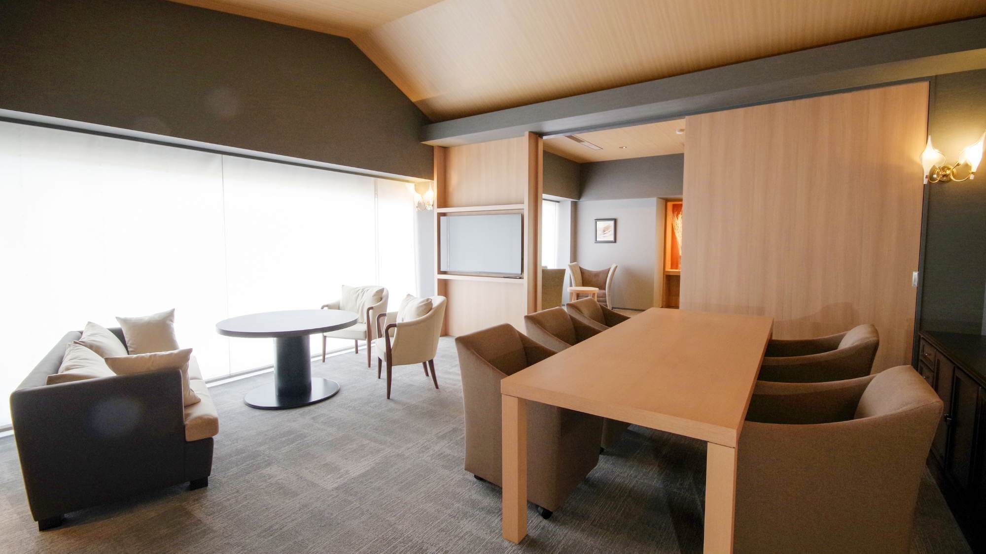 [West Wing top floor semi-suite] Depending on the weather, this is a corner room with a large window overlooking Mt. Fuji.