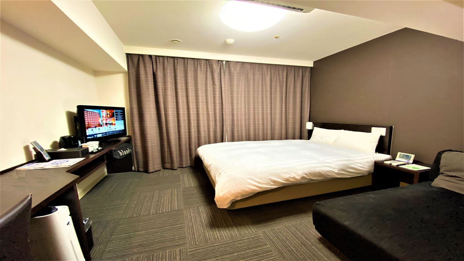 Kamar deluxe double bebas rokok dengan ukuran tempat tidur 18 meter persegi 140 cm & kali; 195 cm 1 unit