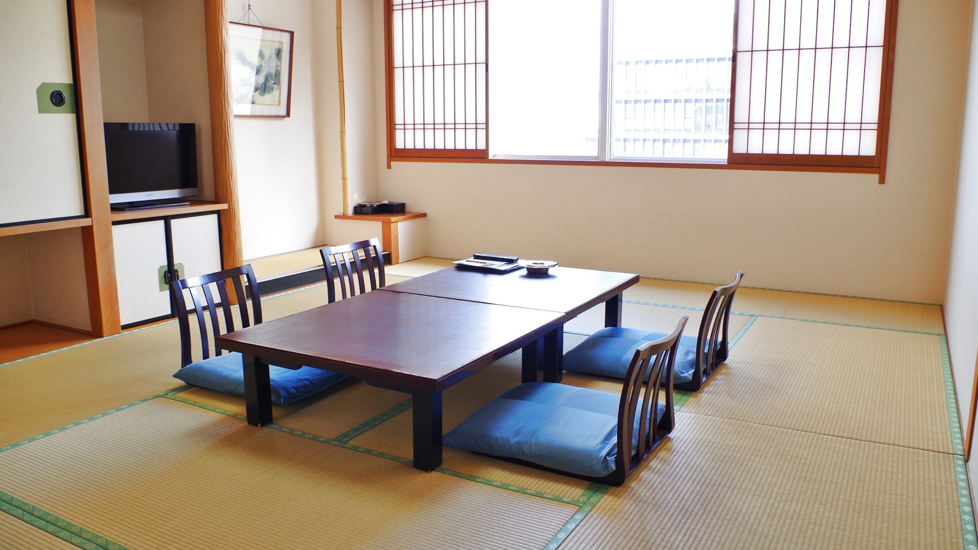 * [Japanese-style room with 12 tatami mats: city side] A Japanese-style room where you can relax on spacious tatami mats.