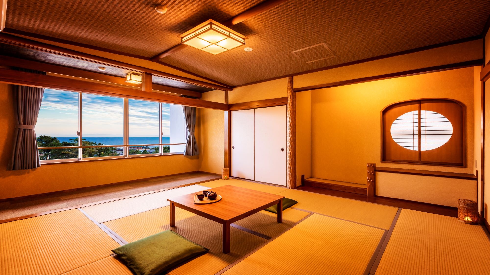 Junior Suite Kamar Jepang dan Barat * Contoh kamar tamu