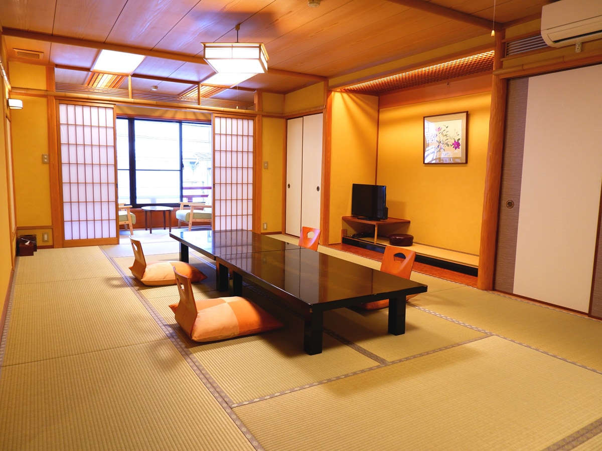 All guest rooms are Japanese-style rooms. All rooms have toilets ♪ We do not accept designation as it will be decided according to the reservation status and the number of people.
