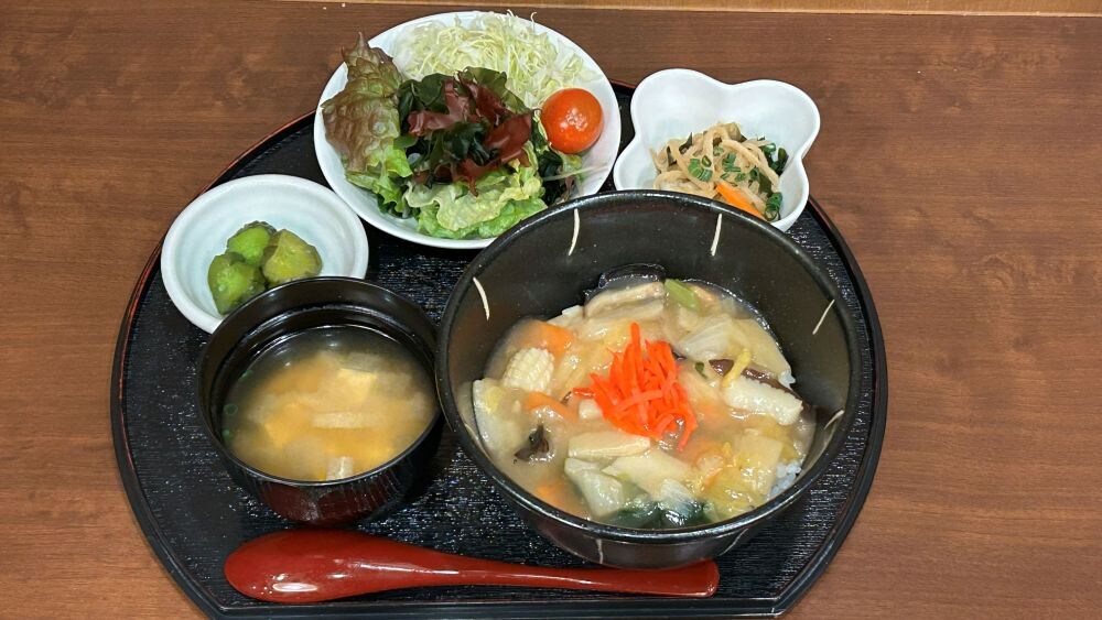 【晚餐套餐 2】中式米套餐 此套餐包含大量蔬菜，營養均衡。