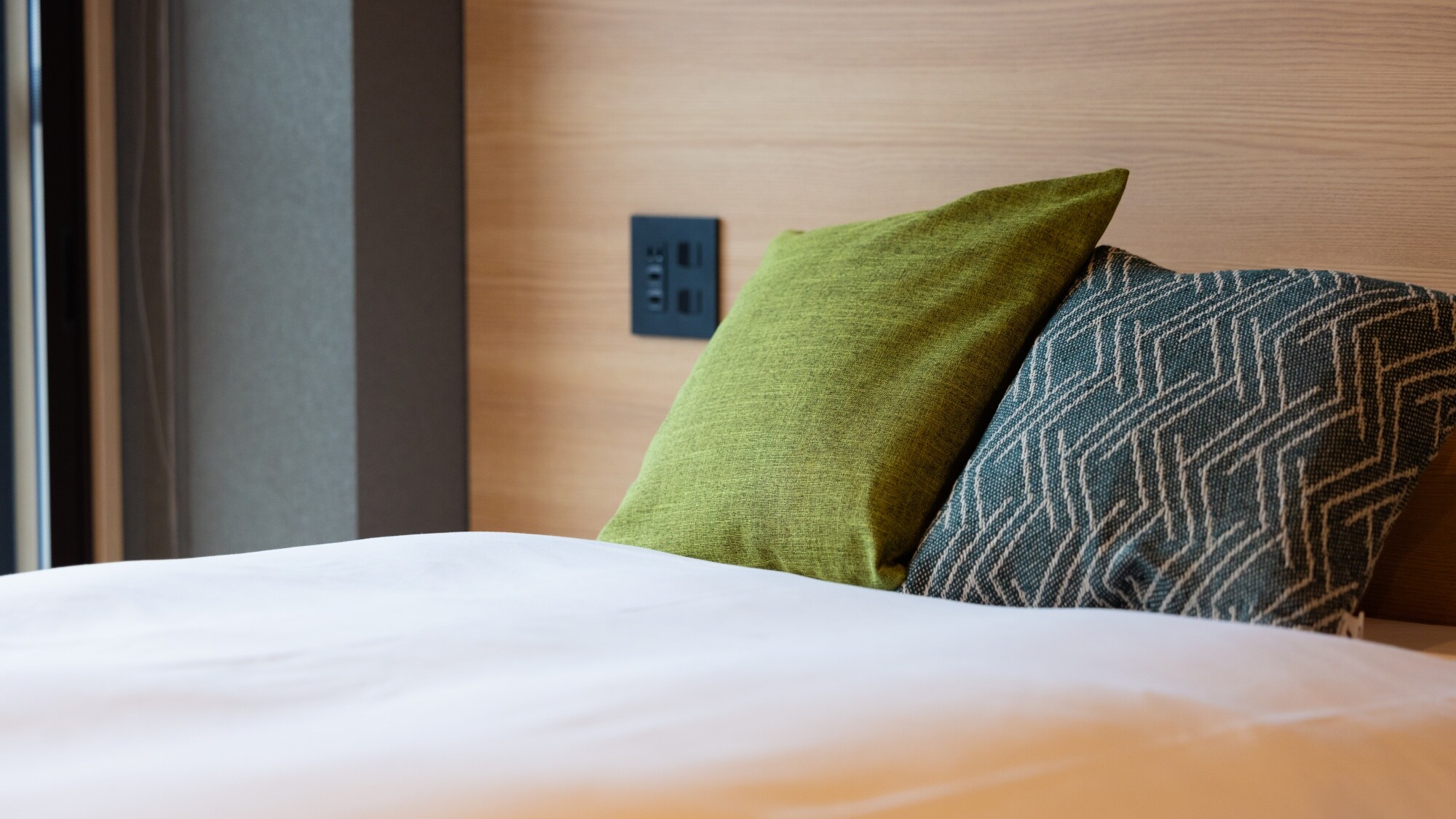 [Modern Twin] There is also a USB outlet on the bedside.