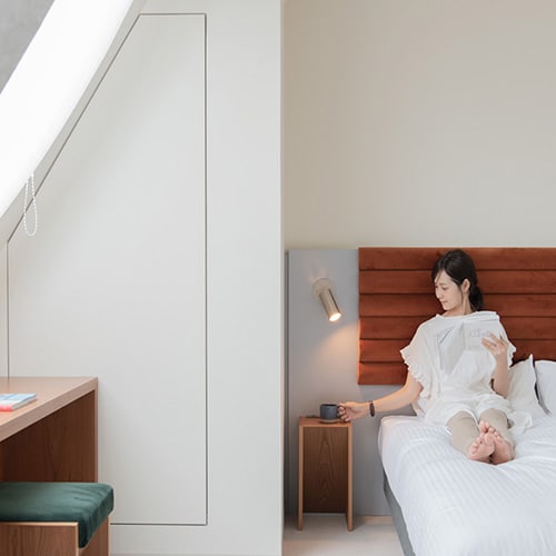 Moderate / Top Light (accommodates up to 3 people)