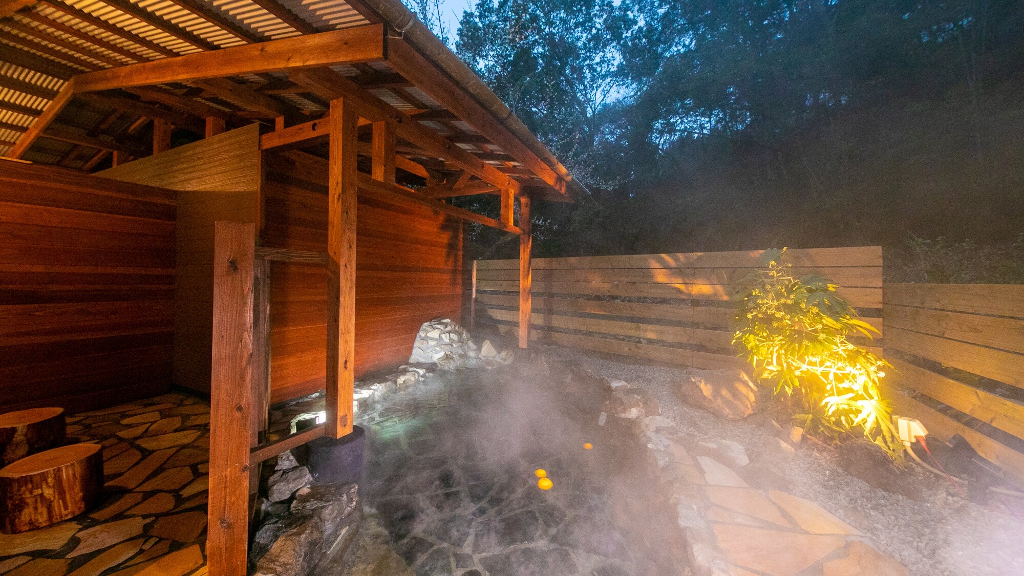 อ่างอาบน้ำกลางแจ้งส่วนตัวที่มีบรรยากาศพิเศษ