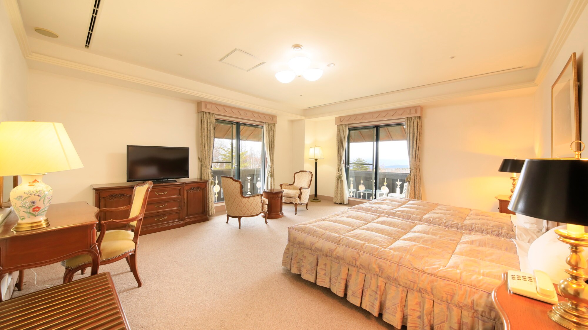 [Western-style Suite] A suite room recommended for stays on anniversaries or special occasions.