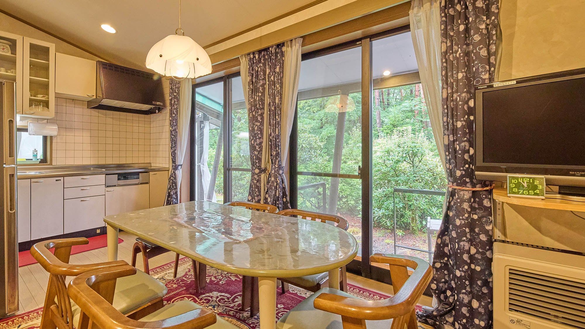 ・[Shion Niji] A dining area where you can enjoy a meal while looking out at the green scenery