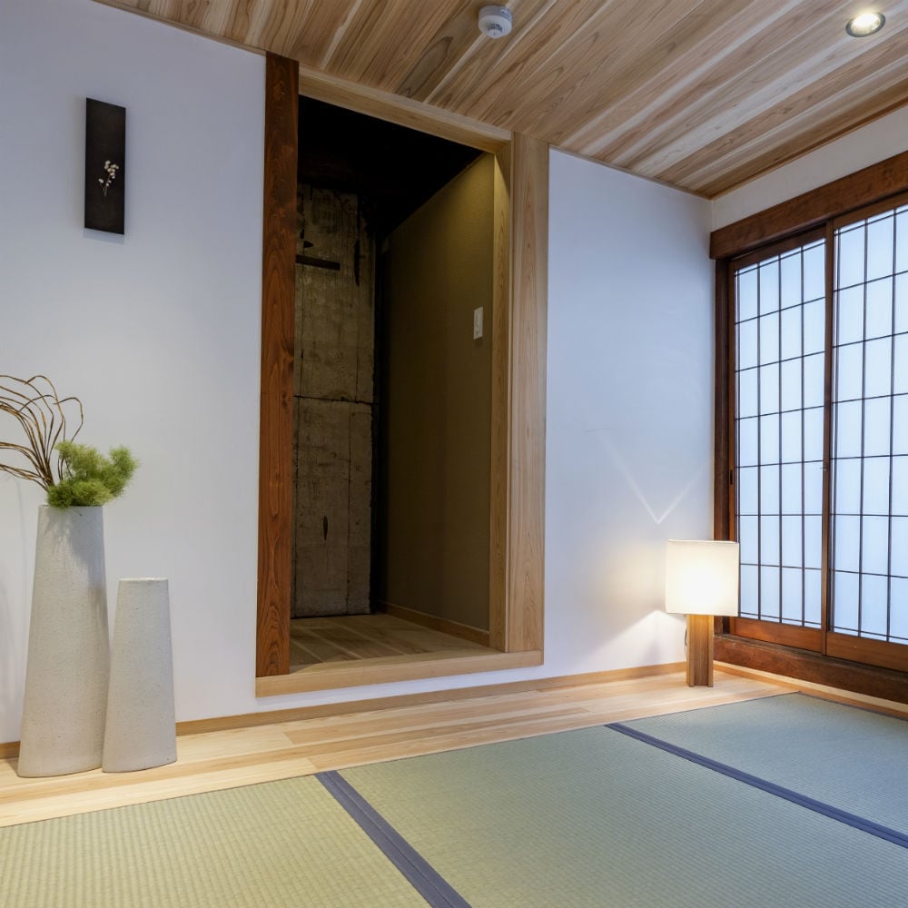 Between the tatami mats, there is a box staircase leading to the second floor.