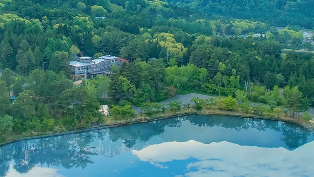 [Exterior] An inn nestled beside the lake and the Alps