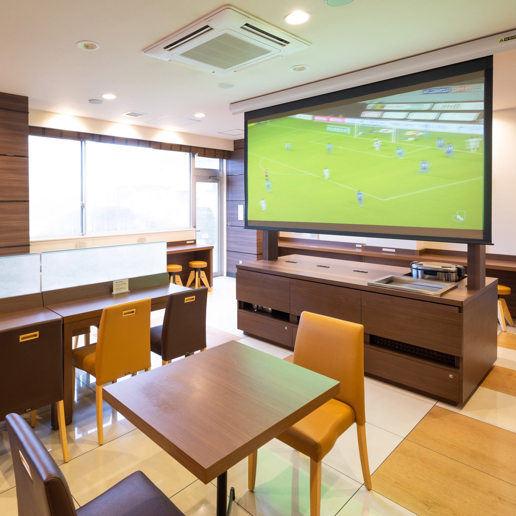 Watch sports with a welcome drink in hand♪