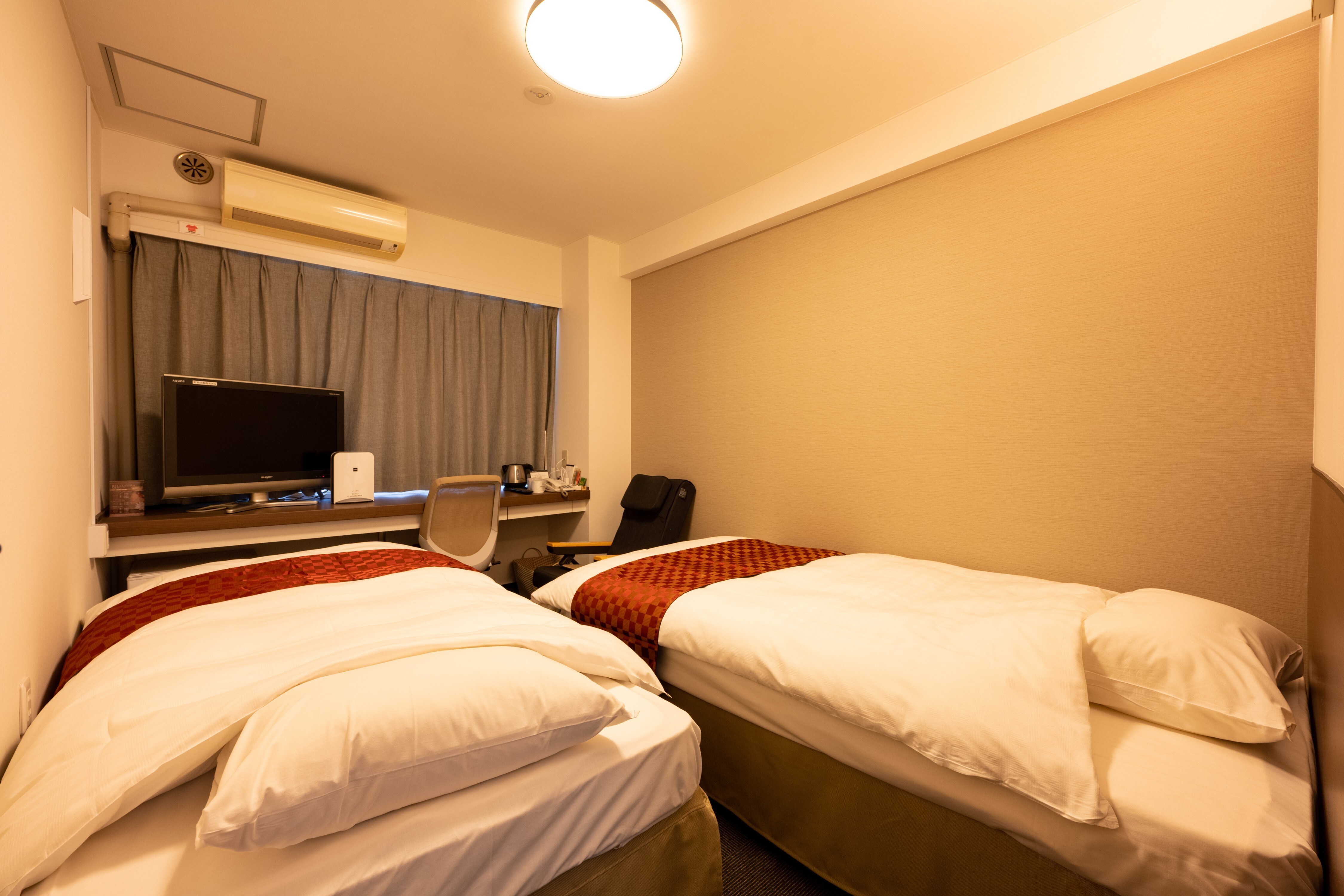 Semi-twin room