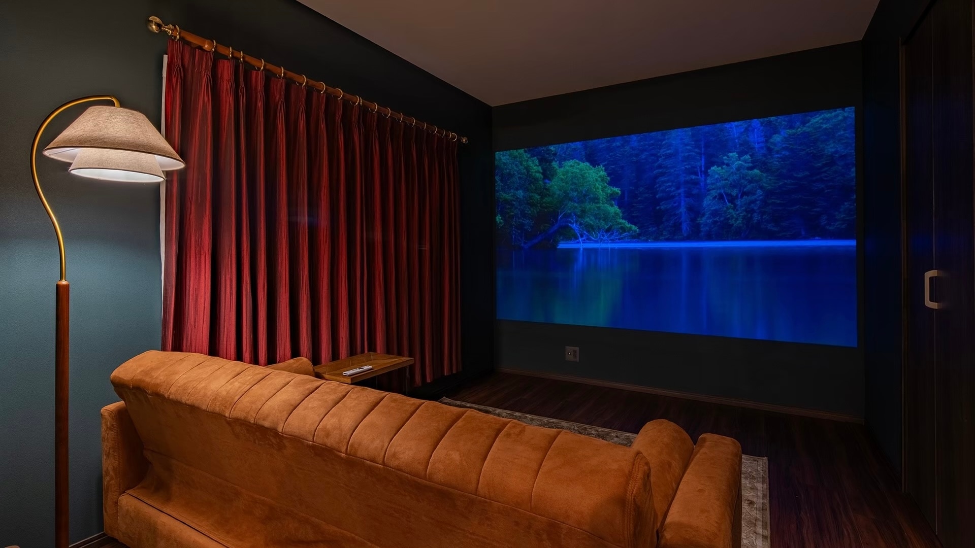 <Theater Room> Enjoy powerful images on a large screen.