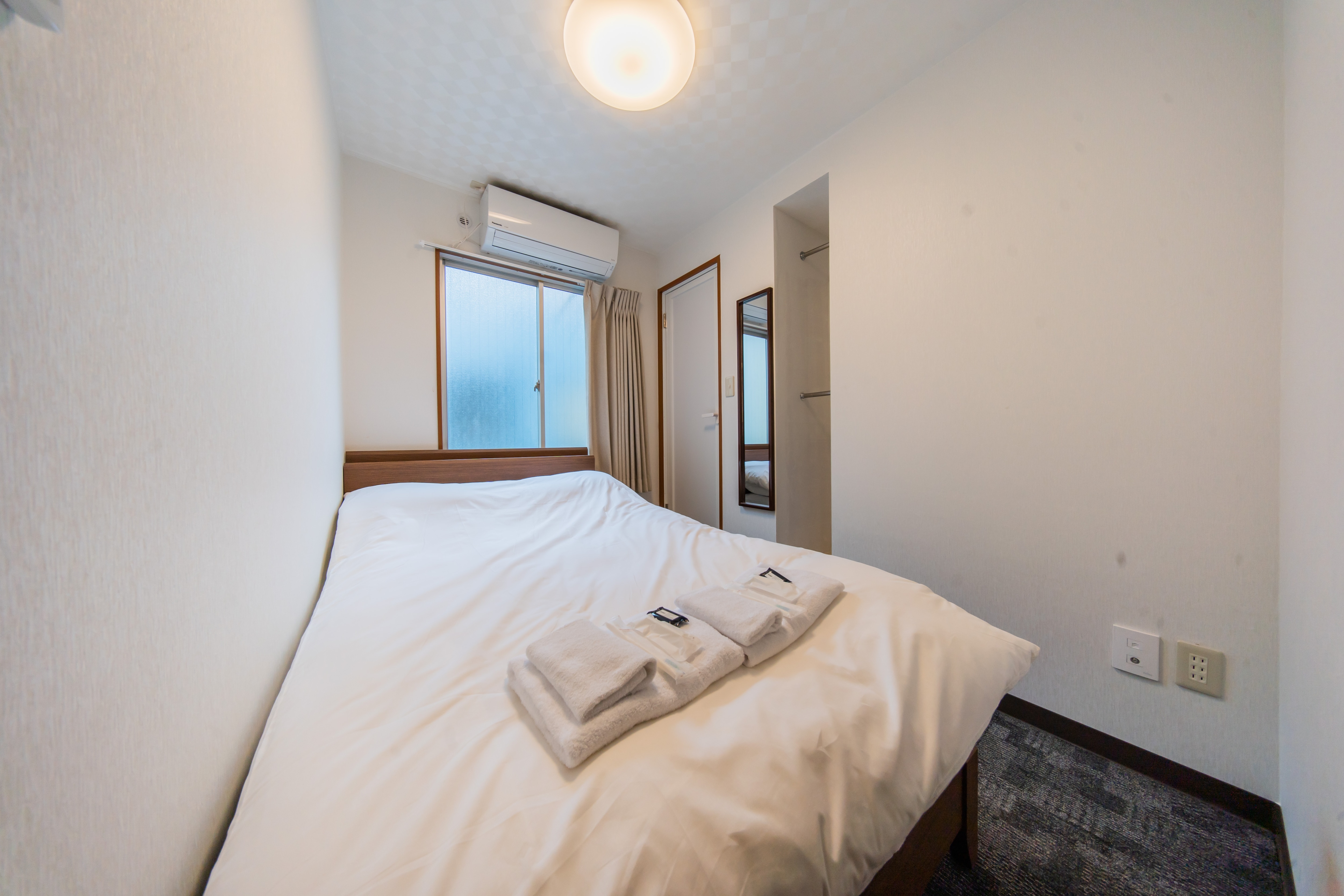[1 semi-double bed/with bathroom and toilet] For 1-2 people