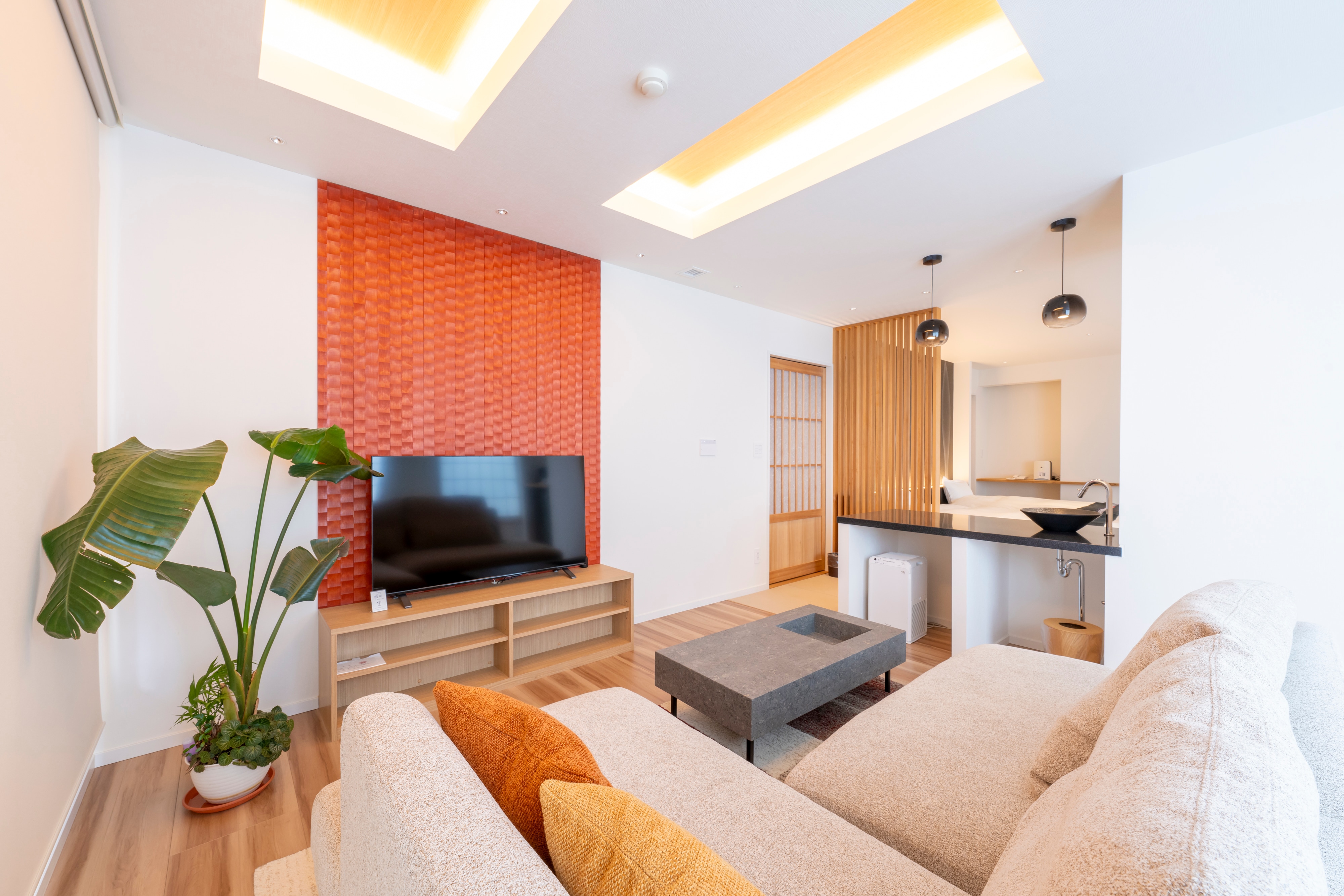 [Shinano Residence Ginka] Spacious living room + world-famous hot spring "Mayu" bath