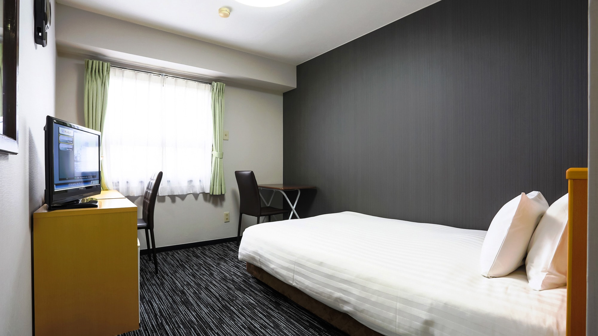 ・ [Single B (SB) guest room example] Bed is semi-double size