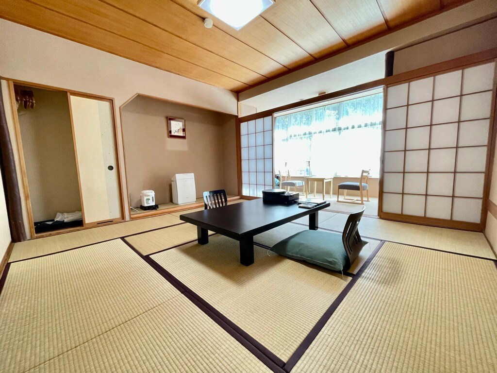 Kamar 203 (kamar bergaya Jepang dengan 10 tikar tatami dan beranda yang luas)